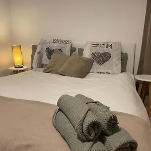 les-alouettes-mionnay.hotels-rhonealpes.com/